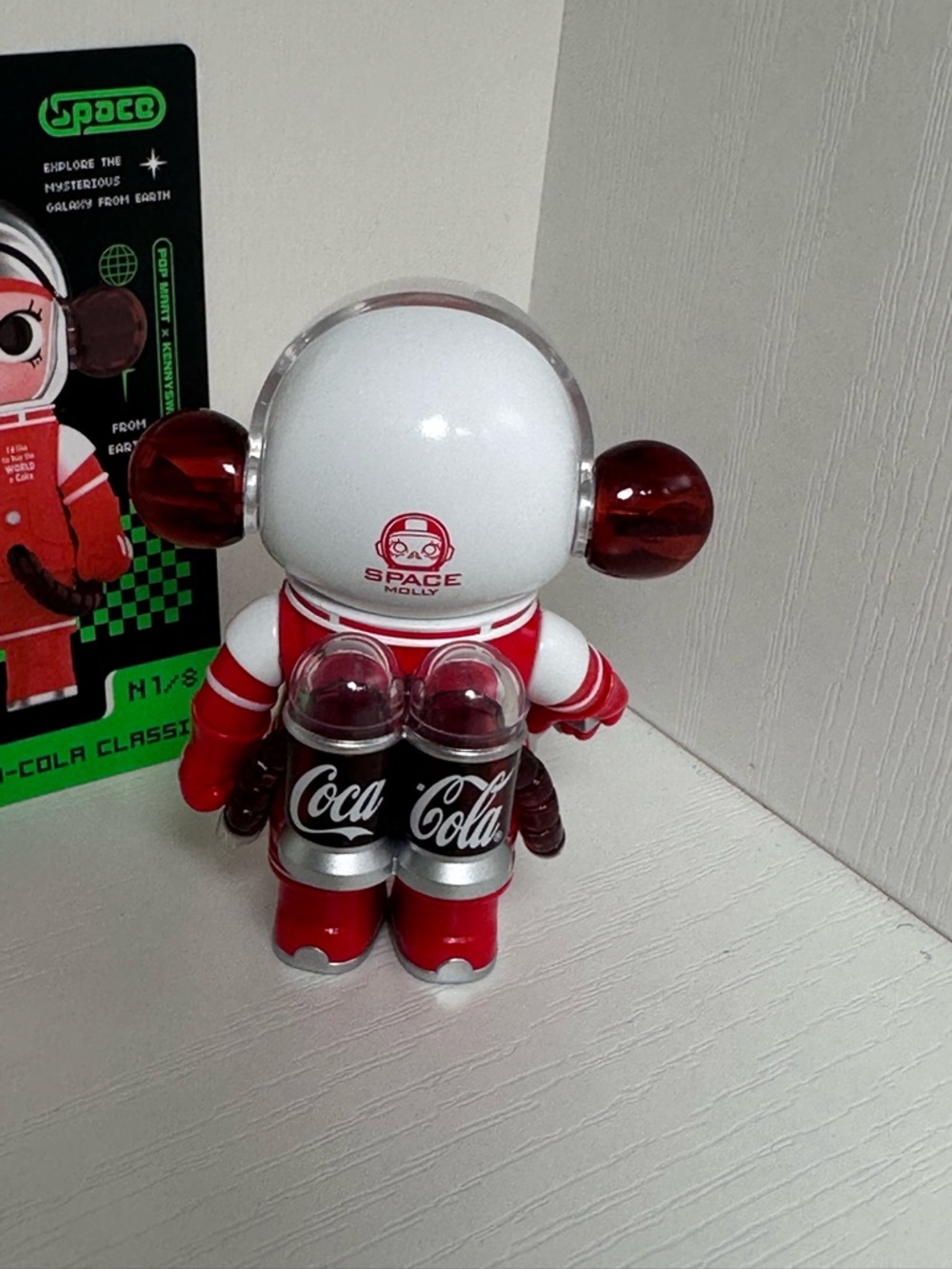 Mega Space Molly 100% Coca-Cola Classic Figure - Picture 3 of 6